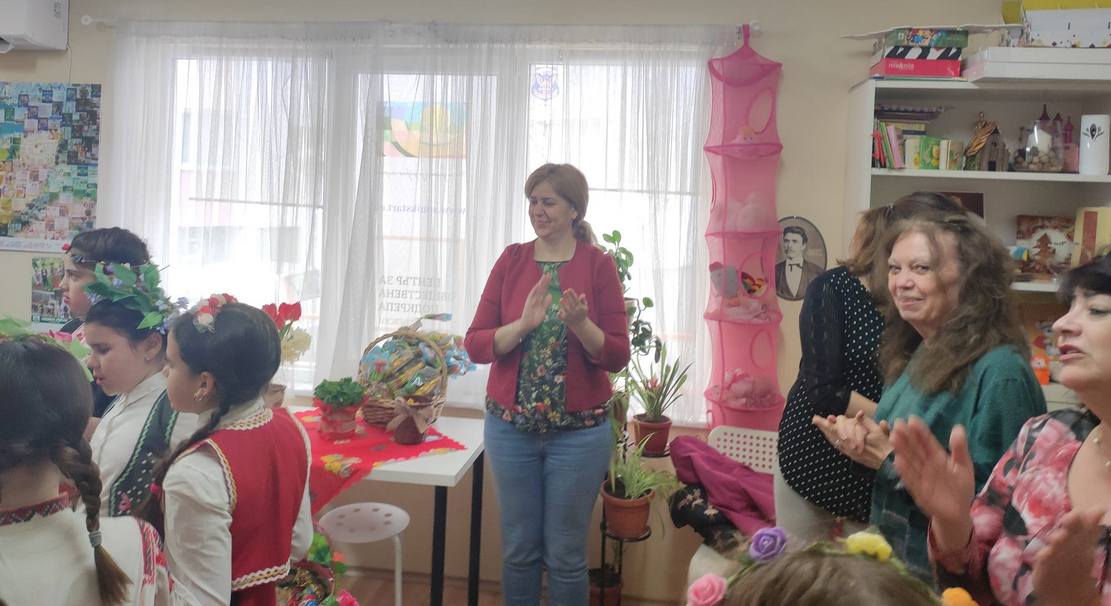 Чаровни лазарки благословиха екипа на Центъра за обществена подкрепа в Левски